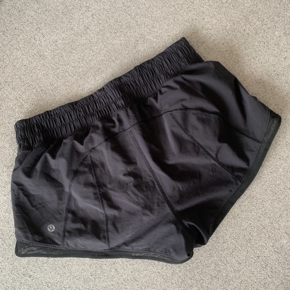 🍋 Lululemon Black Low Rise 2.5” Shorts - Picture 2 of 5